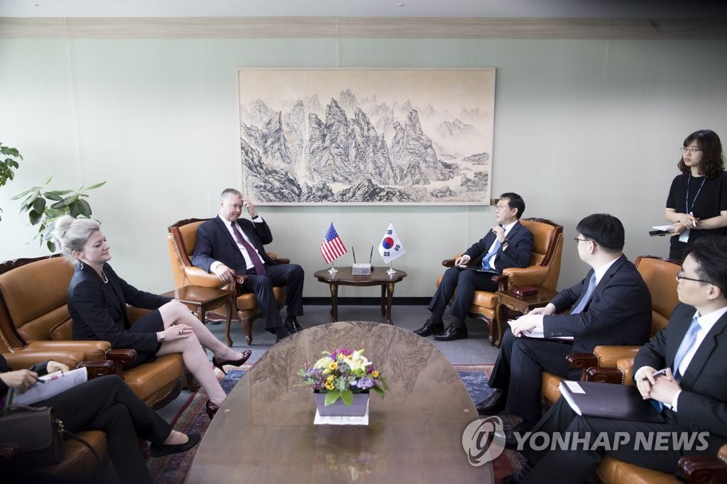 8月21日，在外交部，李度勋（右三）会见比根（左三）。 韩联社