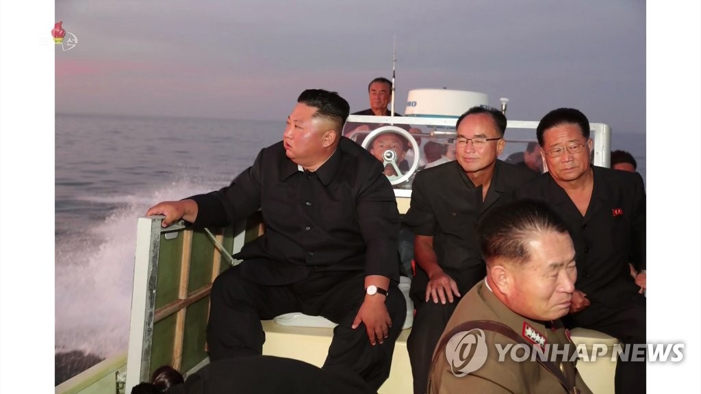 金正恩乘船前往发射现场 金正恩乘船前往发射现场