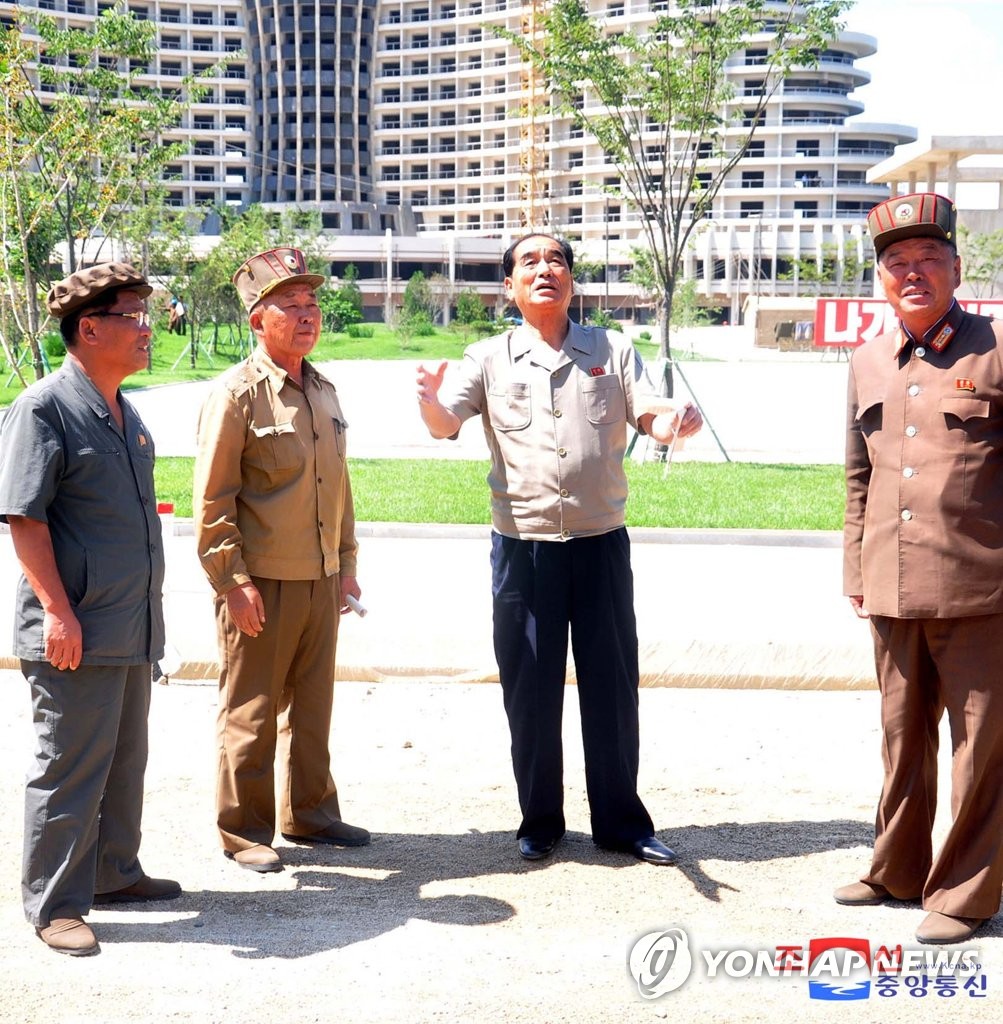 朝鲜高官视察海岸旅游区建设工地 朝鲜高官视察海岸旅游区建设工地