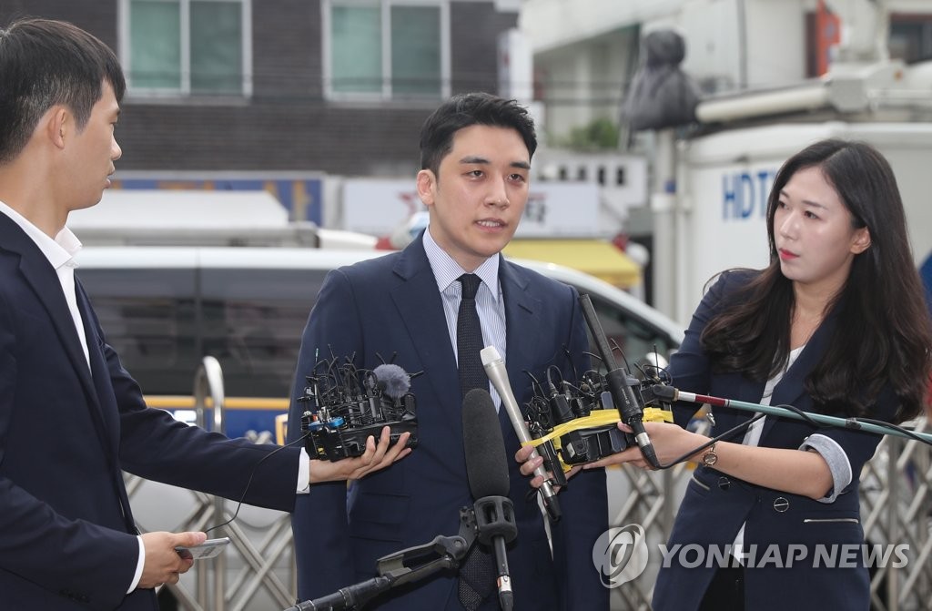 资料图片：2019年8月28日上午，在首尔地方警察厅，涉嫌非法在海外赌博的BIGBANG前成员胜利（居中）以嫌疑人身份到案接受警方调查。图为胜利回答媒体提问。 韩联社