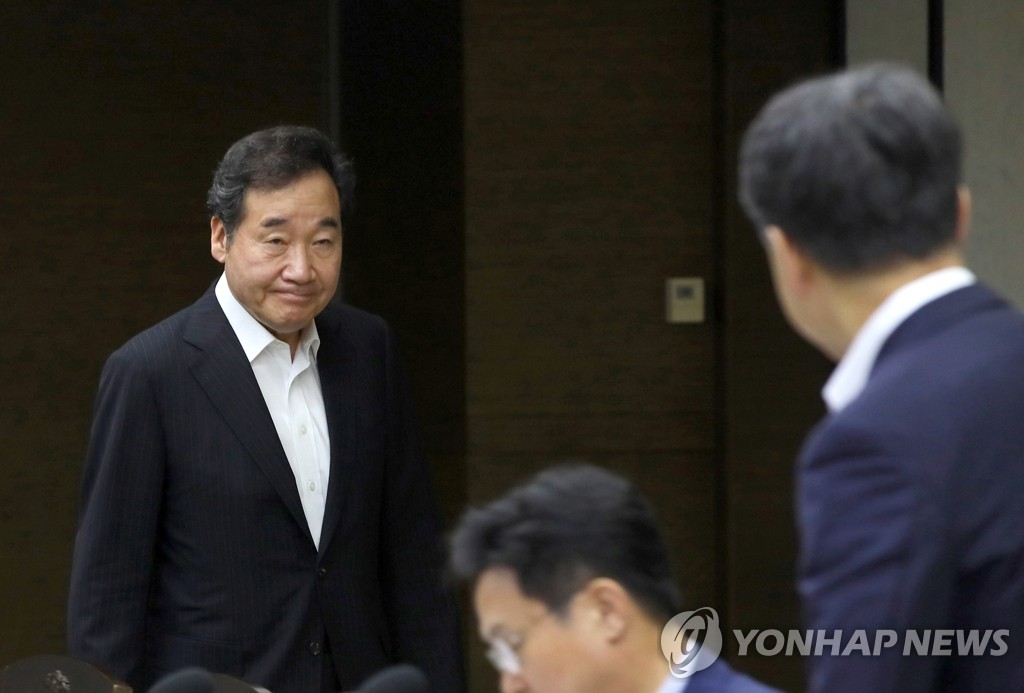 资料图片：国务总理李洛渊（左） 韩联社