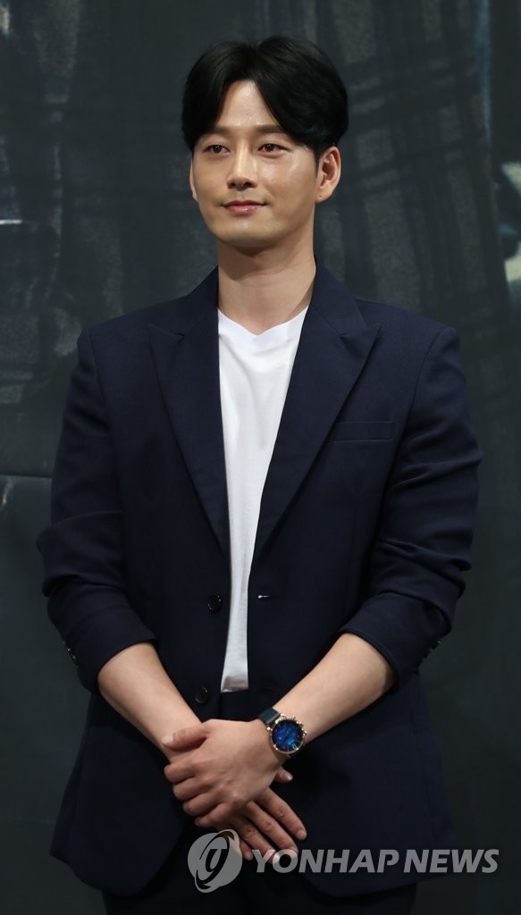 演员李铉旭