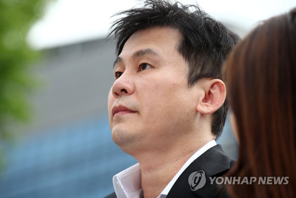资料图片：8月29日，YG娱乐前代表梁铉锡前往首尔地方警察厅智能侦查队接受调查。 韩联社
