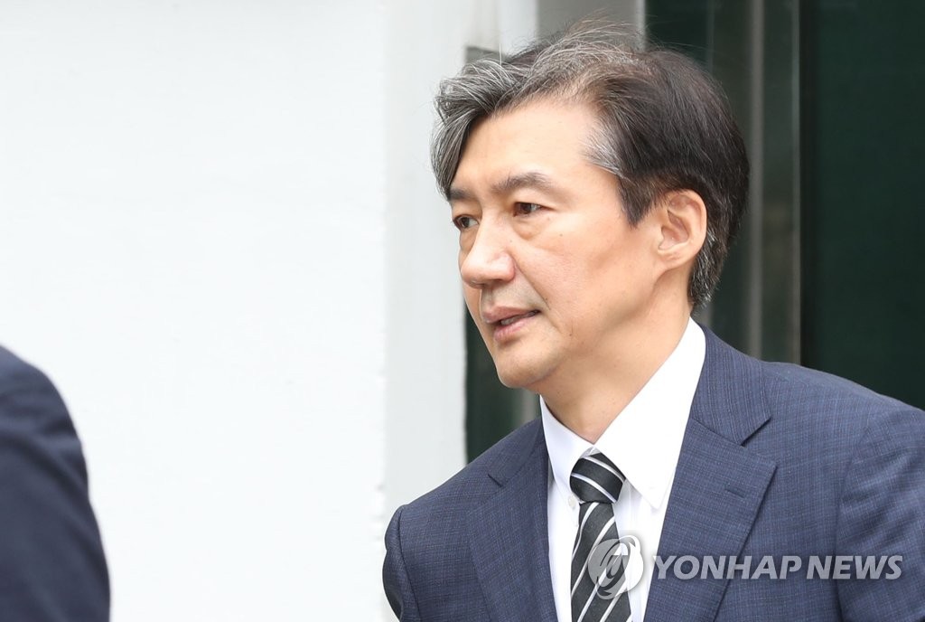 9月9日，在首尔市瑞草区方背洞，新任法务部长官曹国走出私邸。 韩联社