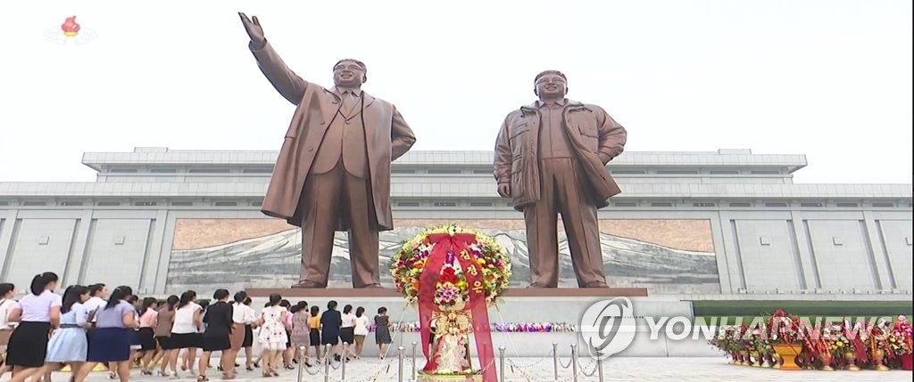 朝鲜民众向领袖铜像献花 朝鲜民众向领袖铜像献花