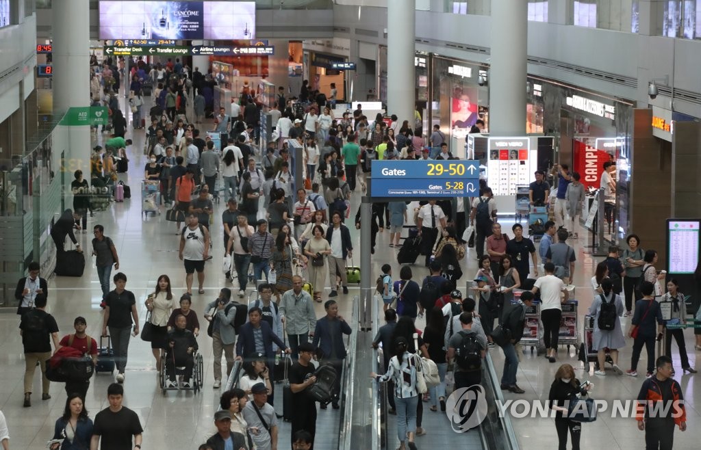 资料图片：仁川国际机场里人头攒动 韩联社