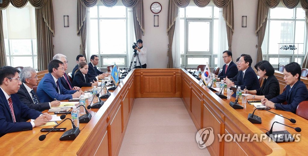 韩产业部长会见哈萨克斯坦外长 韩产业部长会见哈萨克斯坦外长
