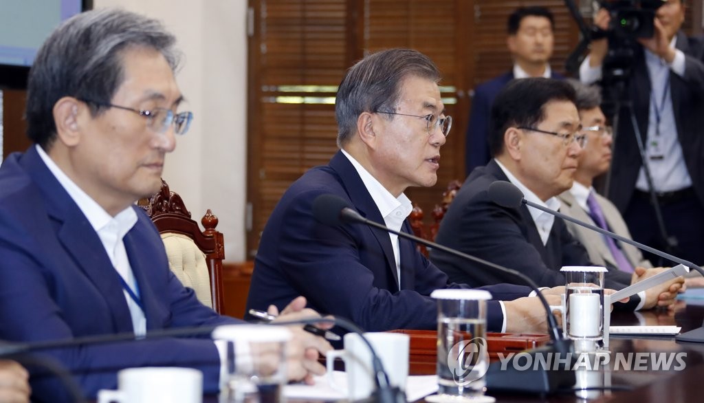 9月16日，在青瓦台，韩国总统文在寅（左二）在幕僚会议上发言。 韩联社