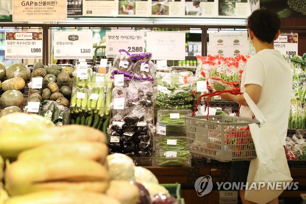 资料图片:首尔一家大型超市的食品柜台 韩联社