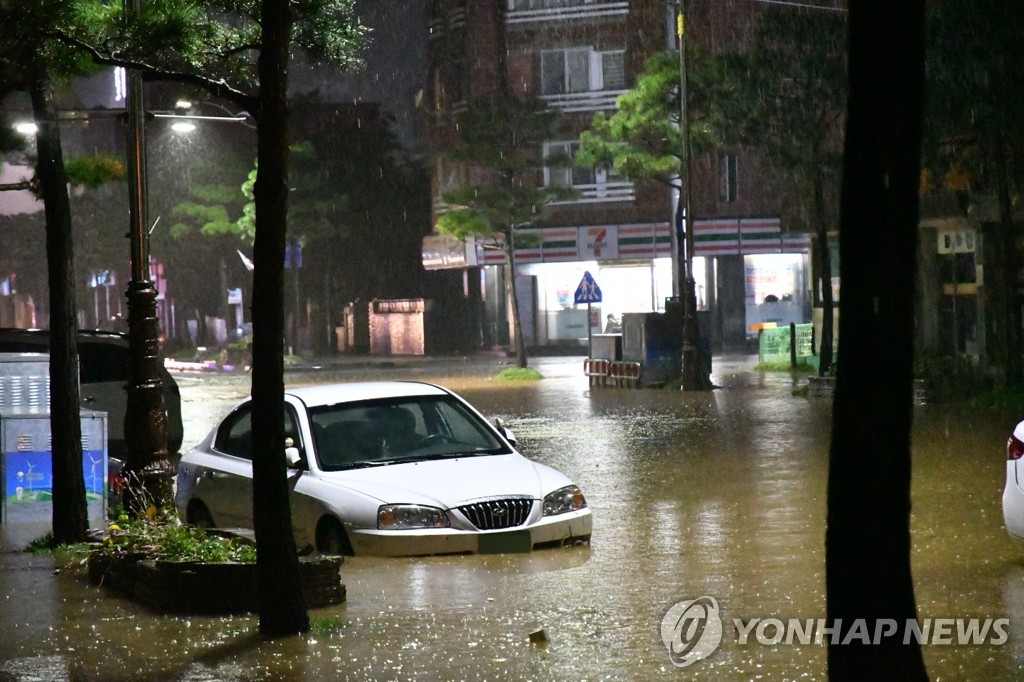 資料圖片:10月3日,在江原道三陟市,颱風帶來的暴雨造成內澇. 韓聯社