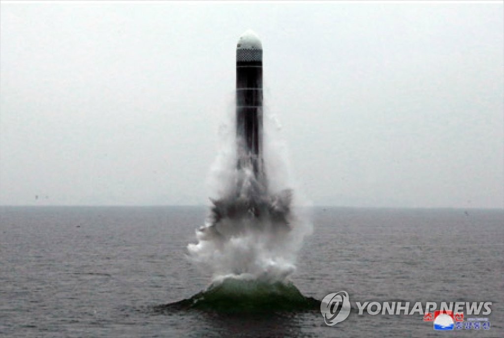 资料图片：据朝中社2019年10月3日报道，朝鲜前一日成功试射“北极星-3”号潜射弹道导弹。图为朝鲜新型潜射导弹的试射现场照。 韩联社/朝中社（图片仅限韩国国内使用，严禁转载复制）