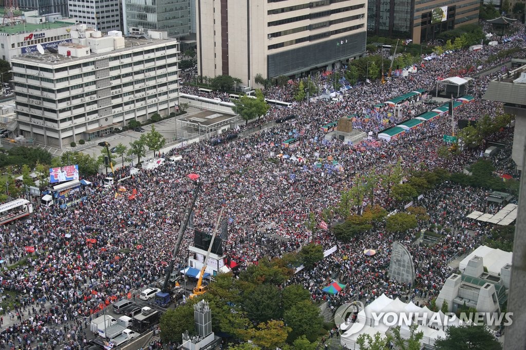 资料图片：10月3日，在首尔光化门广场，韩国多个在野党和保守团体举行集会要求法务部长官曹国辞任。 韩联社
