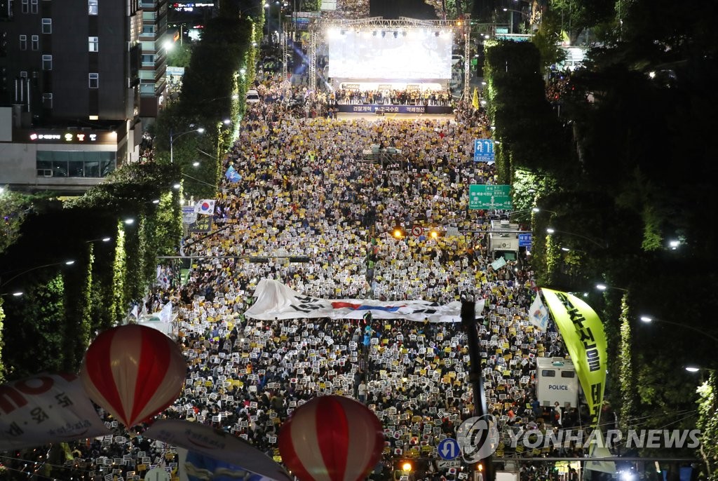 资料图片：10月5日下午，在首尔市瑞草区，进步派公民团体举行大规模集会。 韩联社