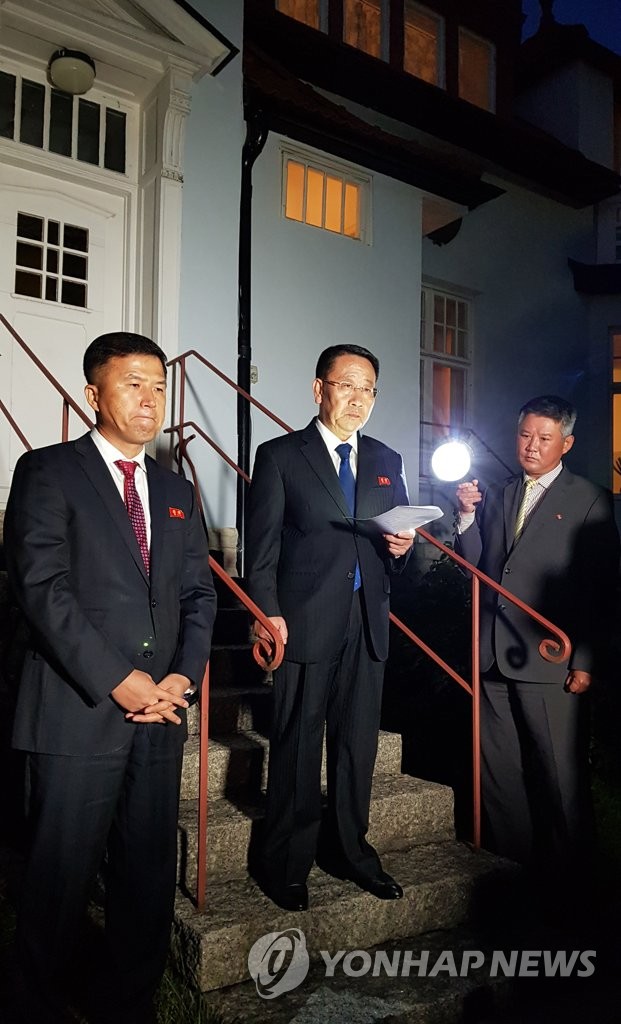 资料图片：当地时间10月5日，在斯德哥尔摩朝鲜驻瑞典大使馆前，朝鲜外务省巡回大使金明吉发表声明宣布当天进行的朝美无核化工作层磋商破裂。 韩联社/联合采访团