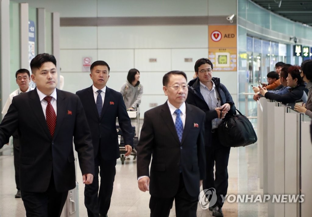 资料图片：2019年10月7日，朝美工作层磋商代表团抵达北京。后排右二为权正根。 韩联社