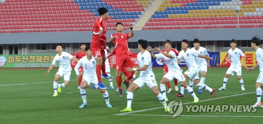资料图片：这是世预赛韩朝对决现场照，白色球衣是韩国队。 韩联社/亚足联供图（图片严禁转载复制）