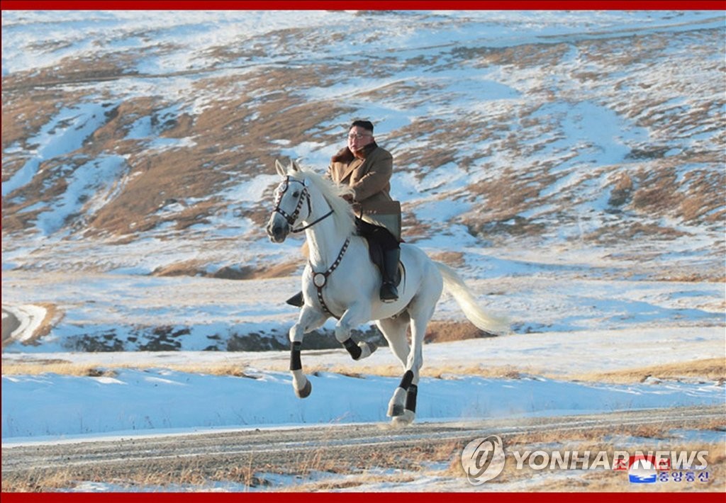 金正恩骑白马登白头山 金正恩骑白马登白头山