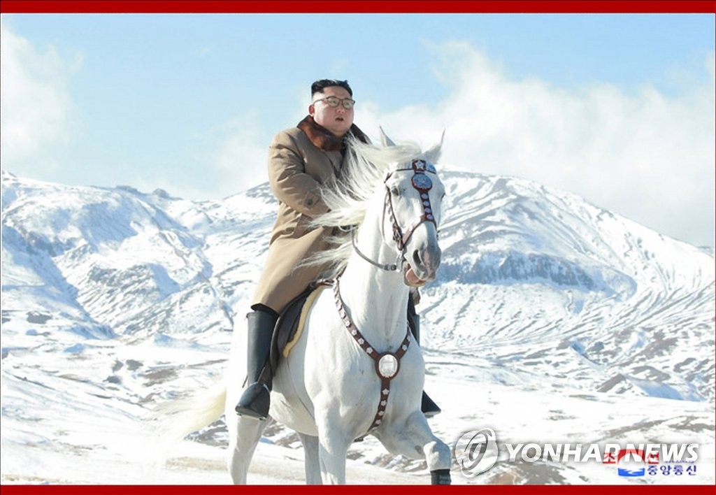 金正恩骑白马登白头山 金正恩骑白马登白头山