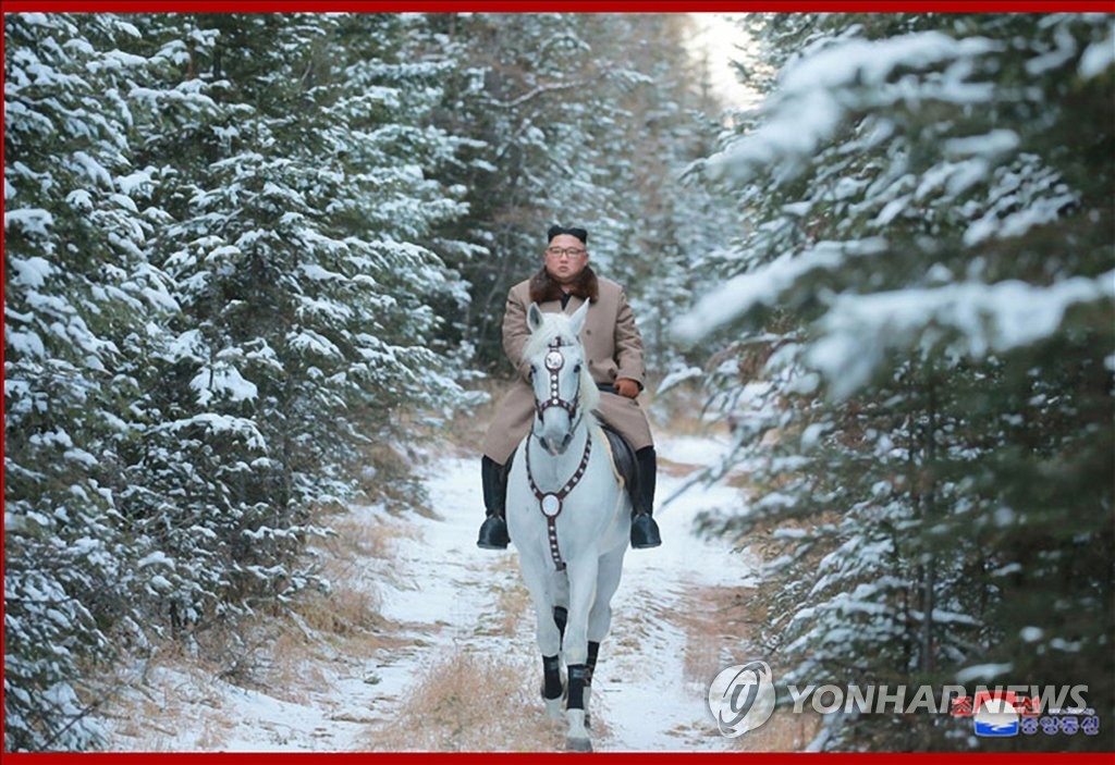 金正恩骑白马登白头山 金正恩骑白马登白头山