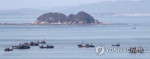 资料图片：去年中国渔船在延坪岛非法捕捞。 韩联社/仁川市翁津郡政府供图（图片严禁转载复制）