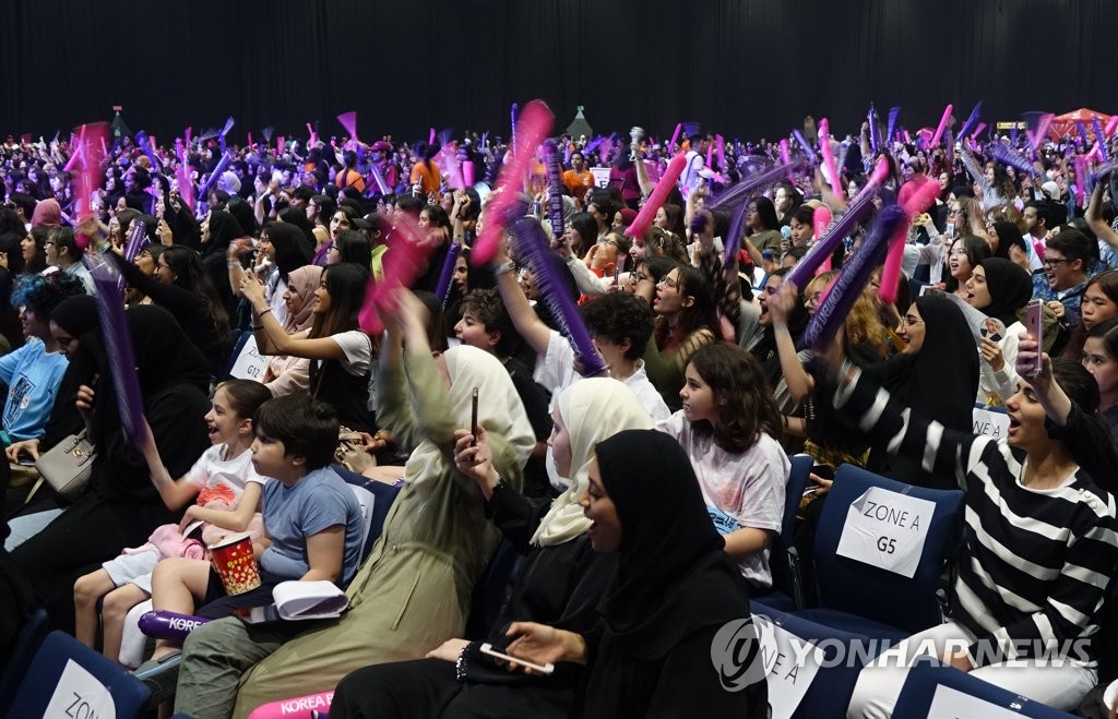 资料图片：当地时间2019年10月17日，K-POP演唱会在迪拜火热开唱。 韩联社
