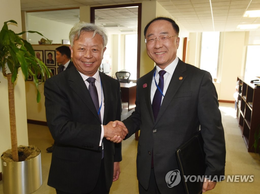 韩财长与亚投行行长合影 韩财长与亚投行行长合影