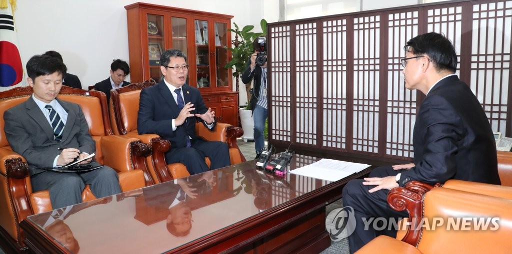 10月25日上午，在国会，金炼铁（左二）向尹相现（右）说明朝方计划拆除金刚山景区韩方设施的情况。 韩联社