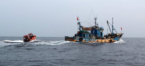 资料图片：中国渔船 韩国中部地方海洋警察厅西海五岛特别警备团供图（图片严禁转载复制）