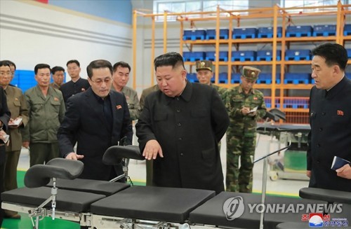 金正恩视察妙香山医疗器具厂