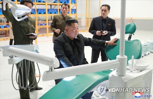金正恩视察妙香山医疗器具厂