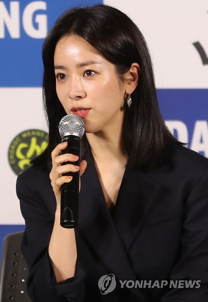 韩志旼光彩照人