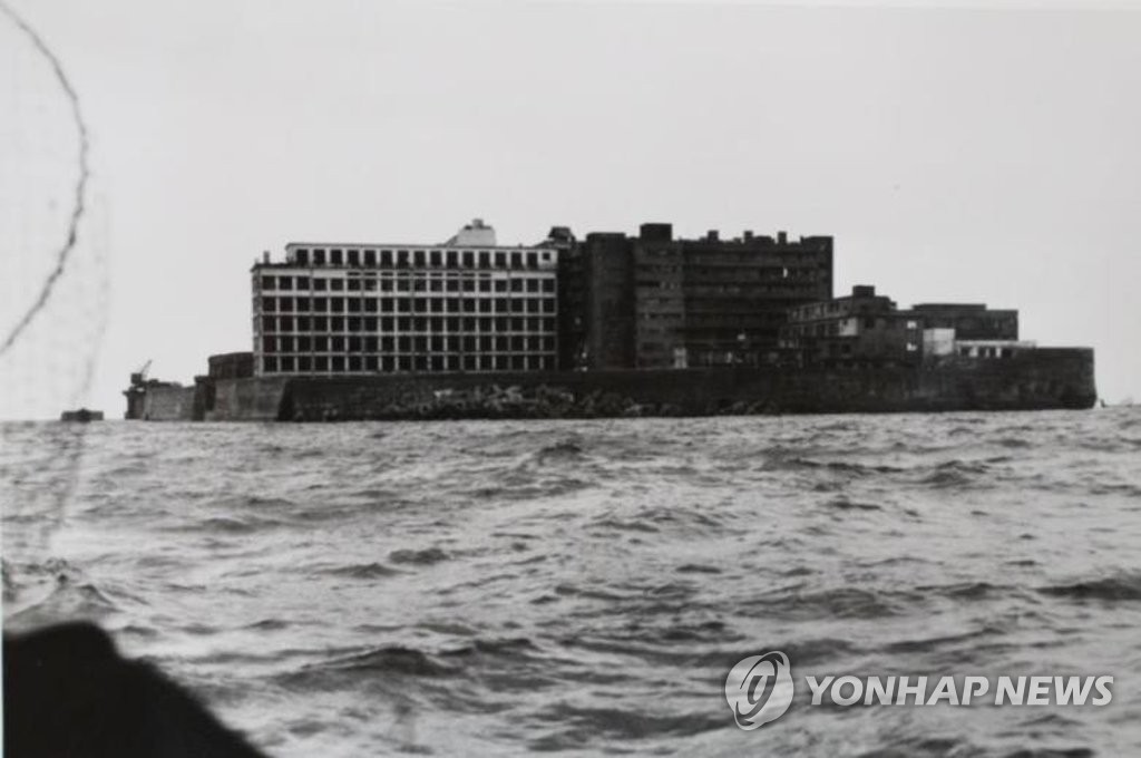资料图片：韩国行政安全部国家记录院10月31日发布的军舰岛全景照 韩联社
