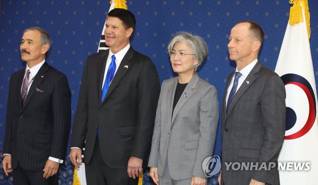 11月6日，在韩国外交部大楼，韩国外长康京和（右二）接见美国驻韩大使哈里斯（左起）、美国副财长克拉奇和亚太助卿史迪威。 韩联社
