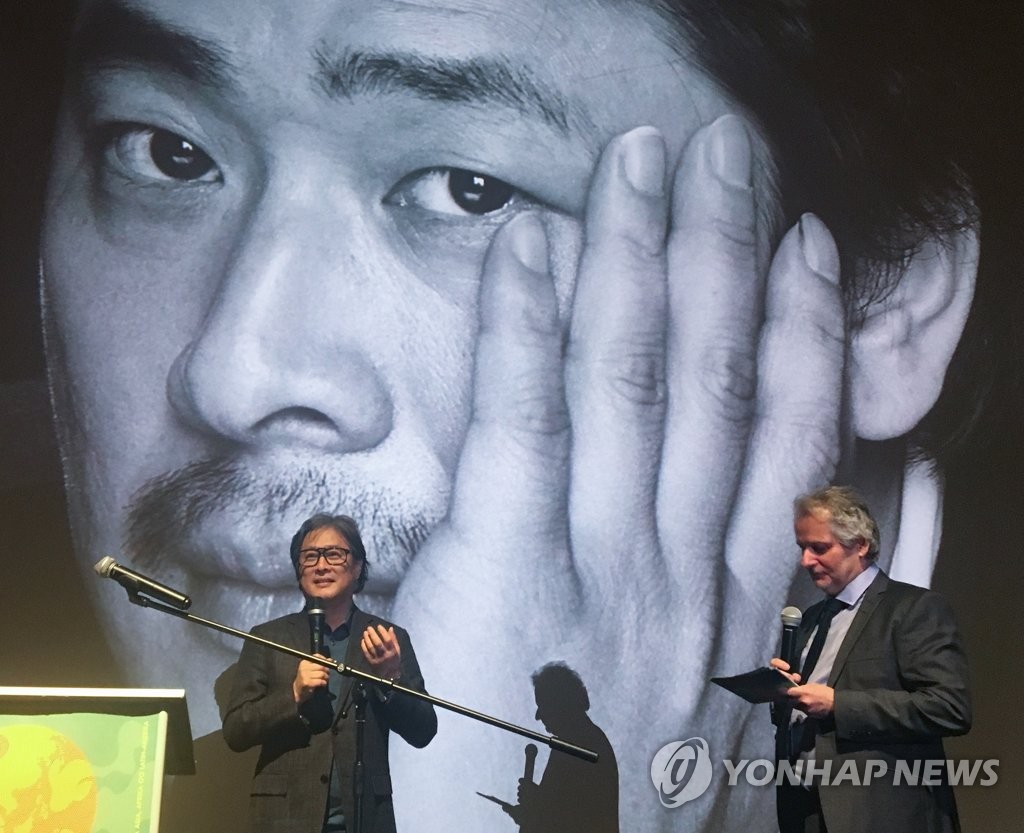 当地时间11月7日，在第29届挪威南方电影节上，朴赞郁（左）发表获奖感言。 韩联社