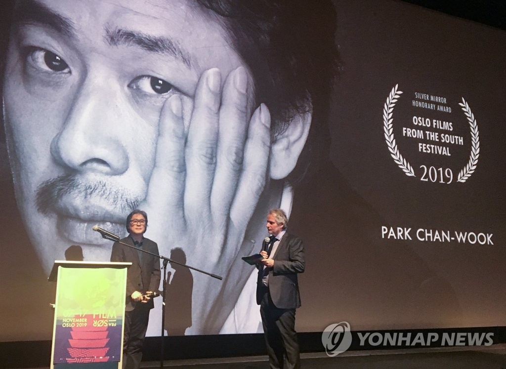 当地时间2019年11月7日，在挪威举行的第29届挪威南方电影节（Films from the South Festival）开幕式，韩国导演朴赞郁荣获名誉奖后发表感言。 韩联社