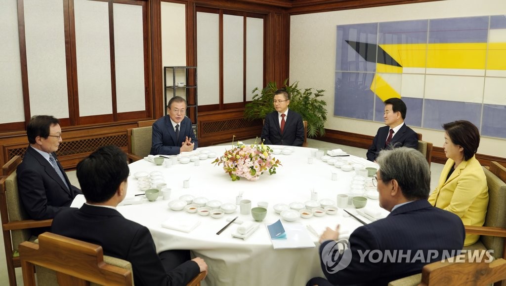 文在寅邀朝野党首共进晚餐 文在寅邀朝野党首共进晚餐