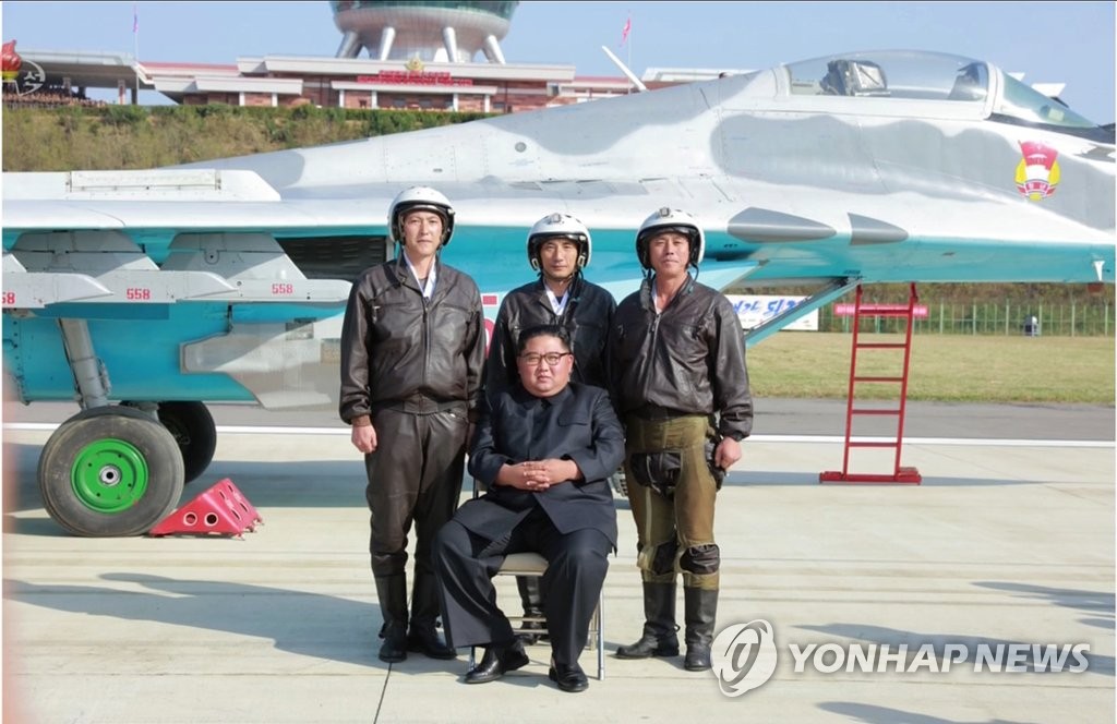 金正恩与飞行员合影 金正恩与飞行员合影