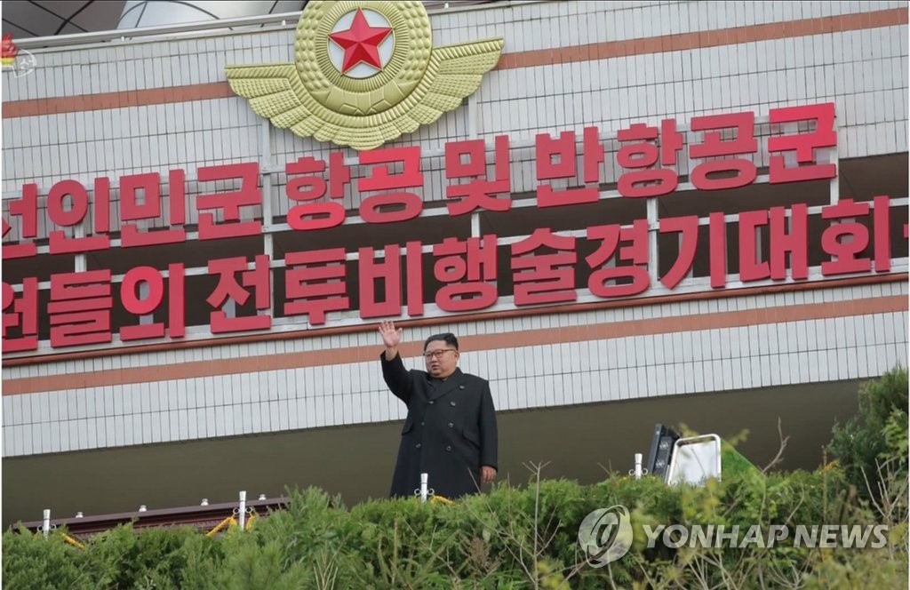 金正恩参观空军飞行大赛 金正恩参观空军飞行大赛
