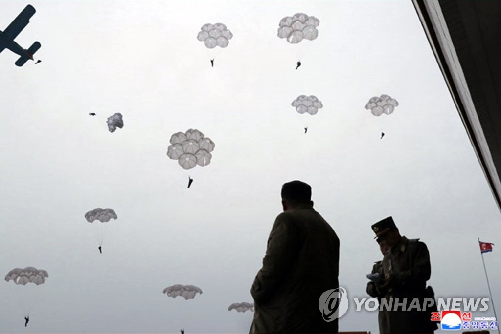 金正恩指导跳伞训练 金正恩指导跳伞训练