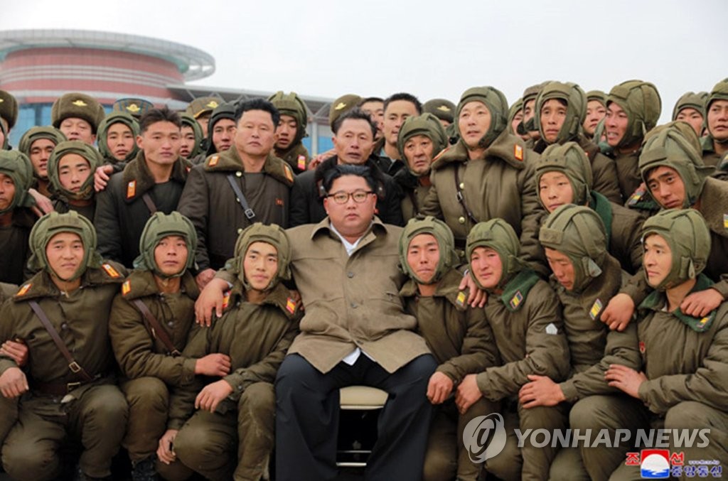 金正恩指导跳伞训练 金正恩指导跳伞训练