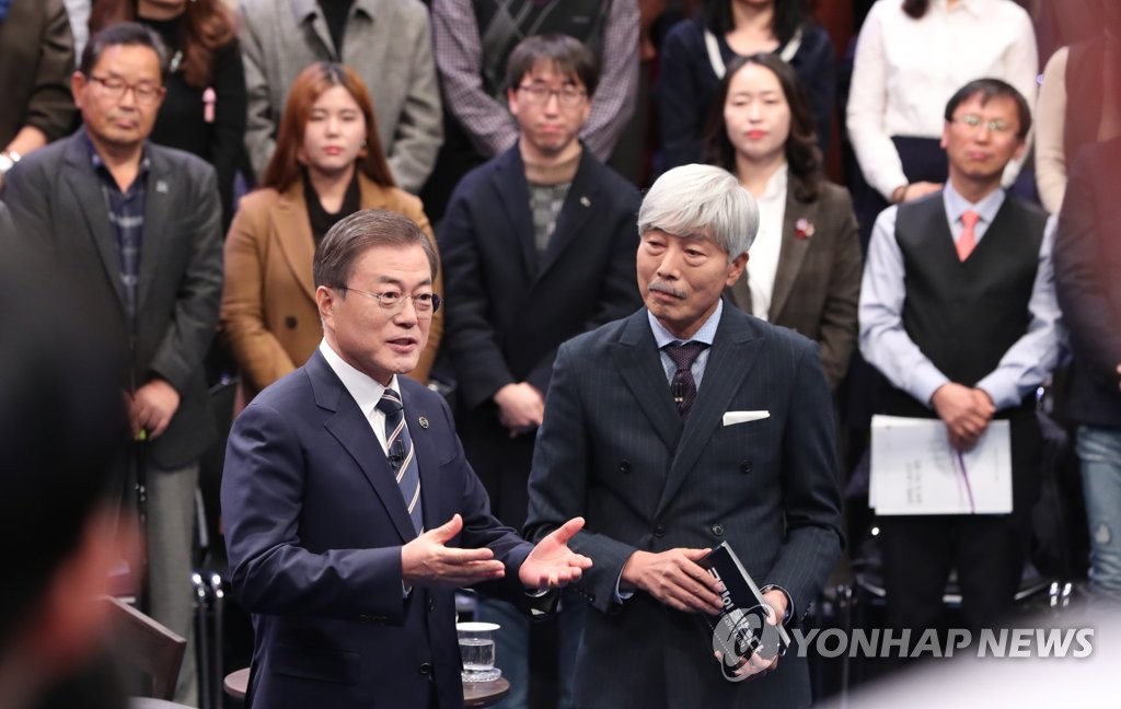 11月19日下午，在MBC电视台，文在寅在问政会前与主持人对话。 韩联社