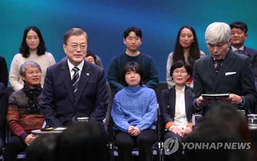 11月19日下午，在MBC电视台，文在寅在与民对话节目中答问。 韩联社
