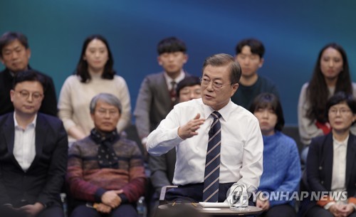11月19日下午，在MBC电视台，文在寅在与民对话节目中答问。 韩联社