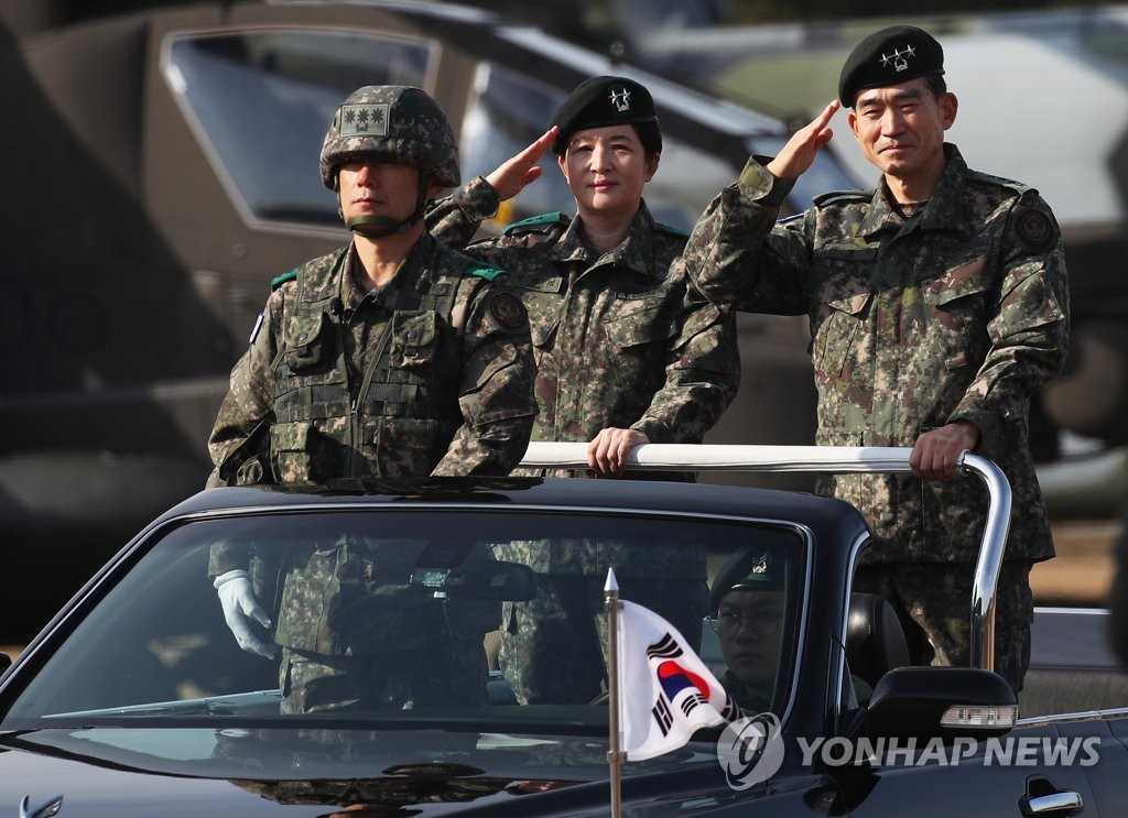韩国陆军航空作战女司令阅兵 韩国陆军航空作战女司令阅兵