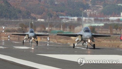 韩美空军演练公路起降应对朝火箭炮威胁