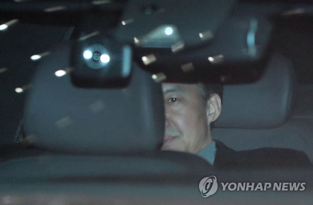 资料图片：曹国结束讯问后乘车回家。 韩联社