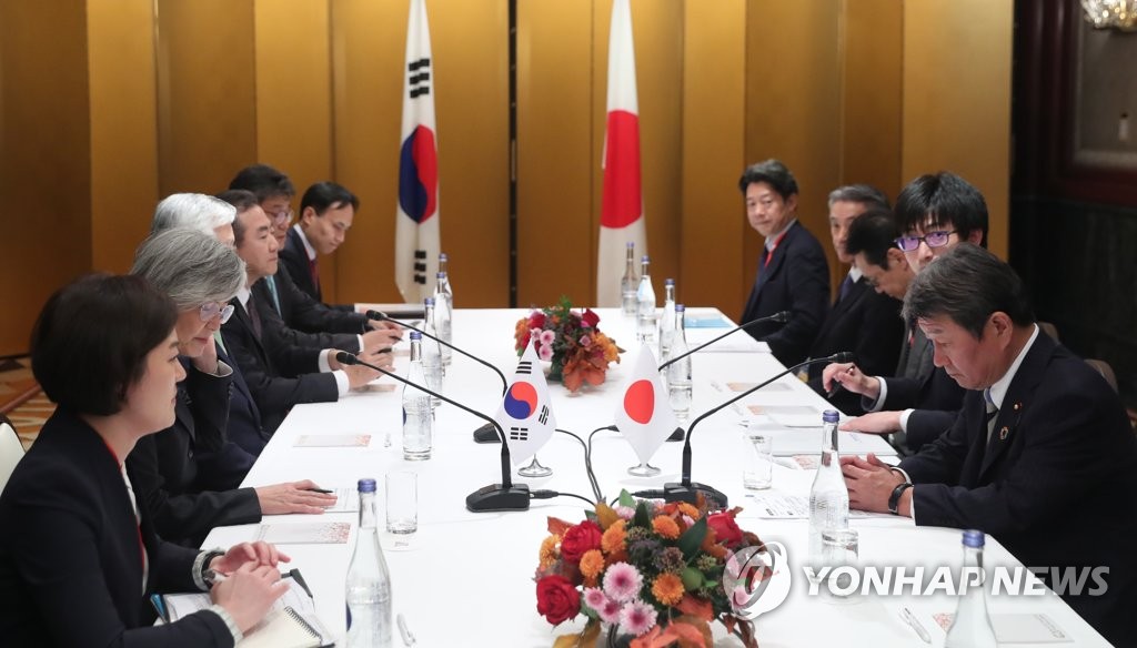 资料图片：11月23日，在日本，韩国外长康京和（左排左二）和日本外务相茂木敏充（右排右一）举行会谈。 韩联社