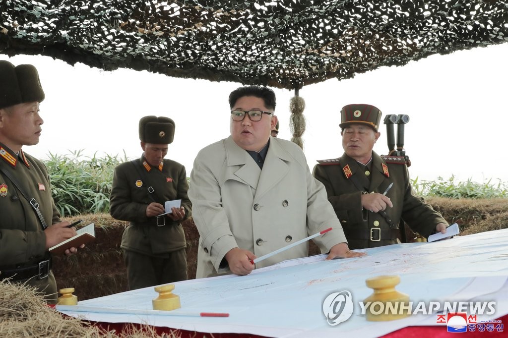 金正恩视察昌麟岛防御部队现场照 韩联社/朝中社【图片仅限韩国国内使用，严禁转载复制】