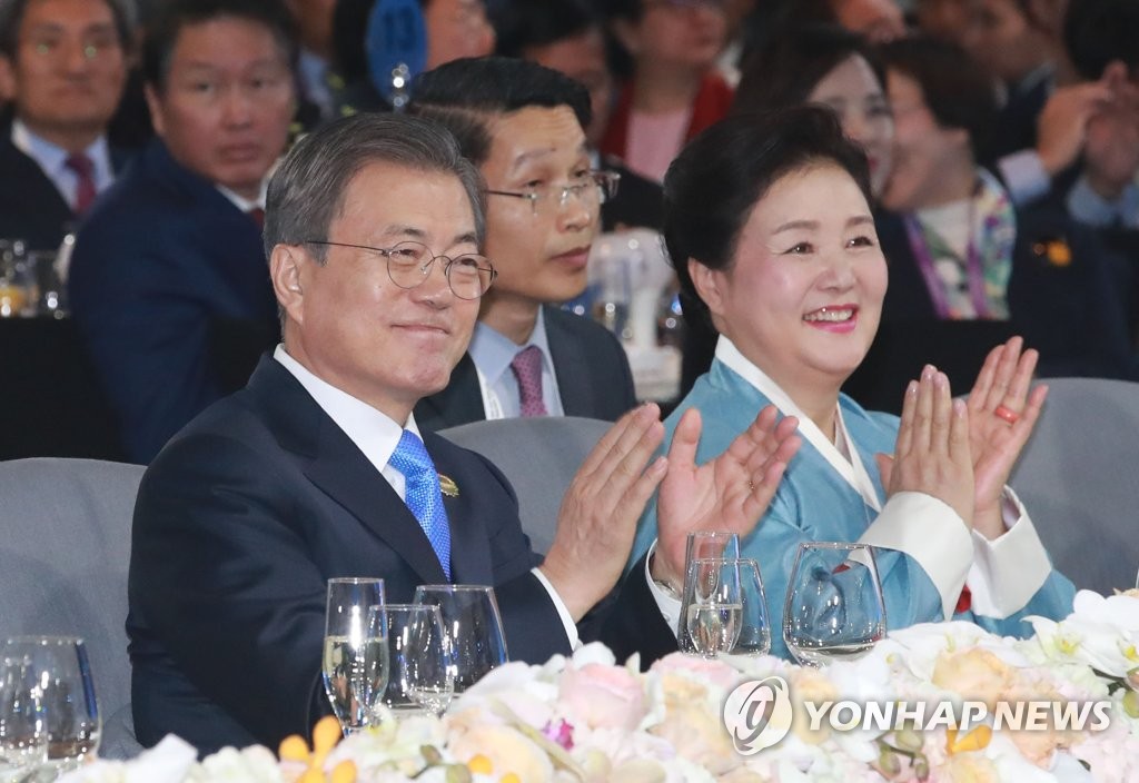 韩国总统夫妇鼓掌