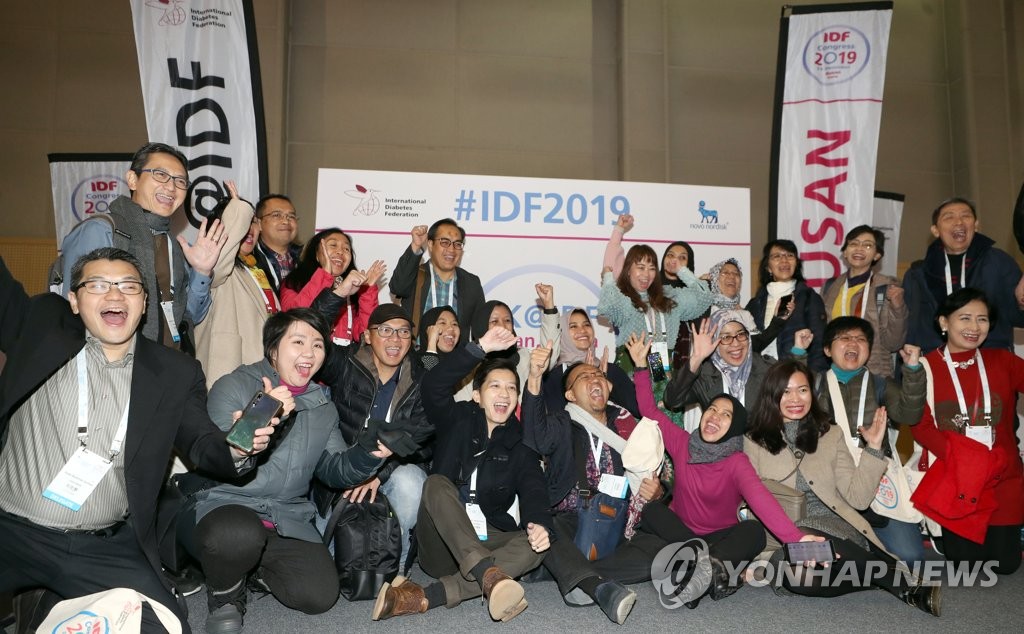 12月2日，在釜山市海云台区釜山会展中心，参会世界糖尿病大会的印尼医生合影留念。 韩联社